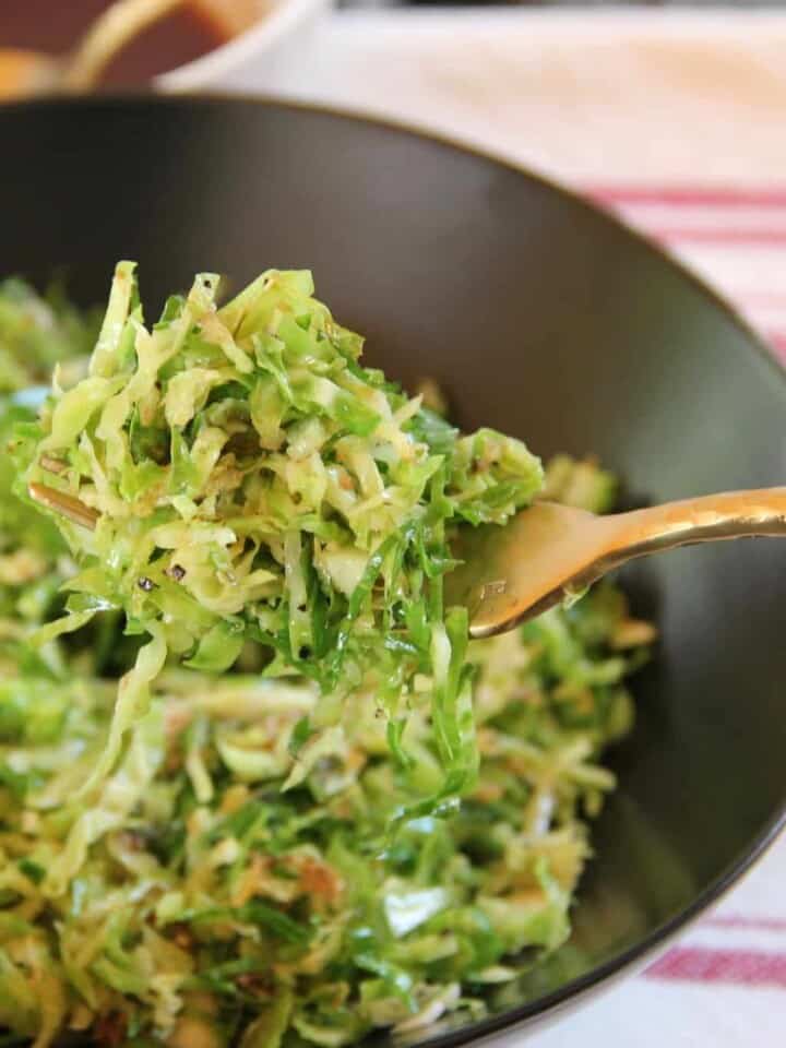 brussels sprouts Salad in a black bowl