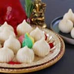 Ukadiche Modak {Steamed rice dumplings with coconut and jaggery stuffing}
