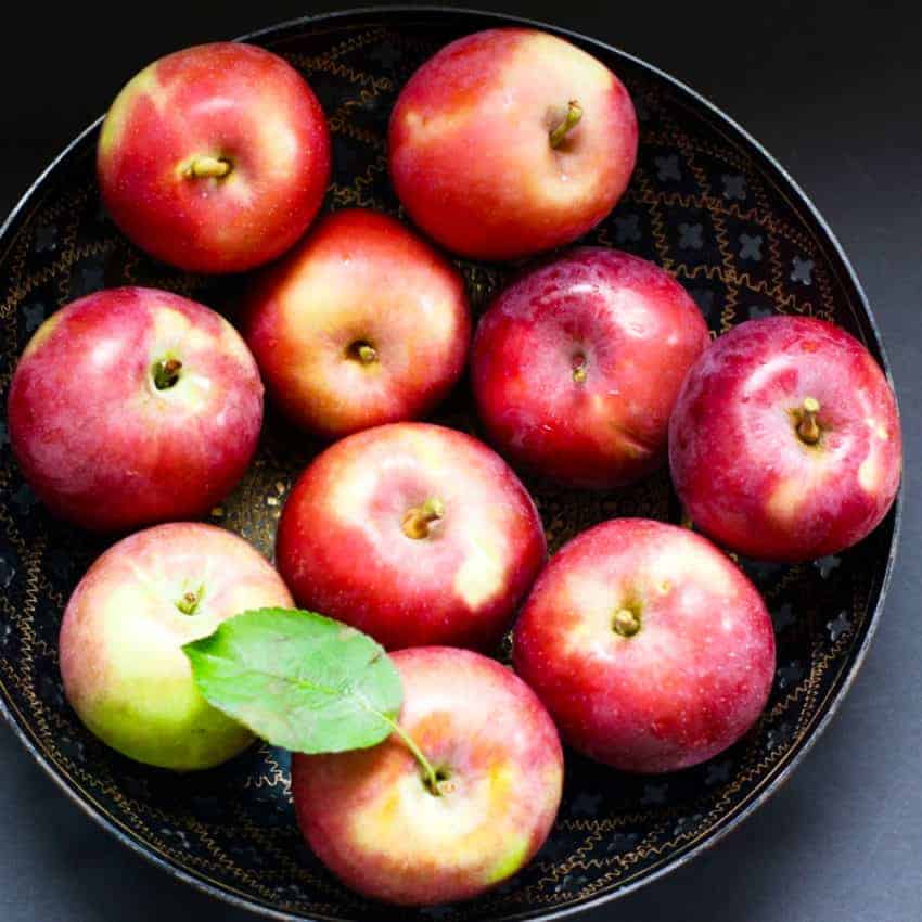 apples in a black bowl 