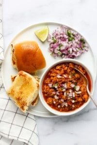 Kheema curry served with dinner rolls