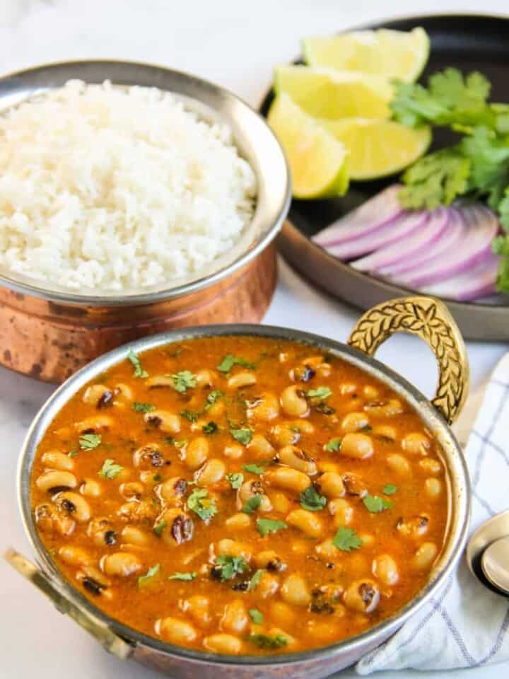 Black eyed peas curry with roti and rice