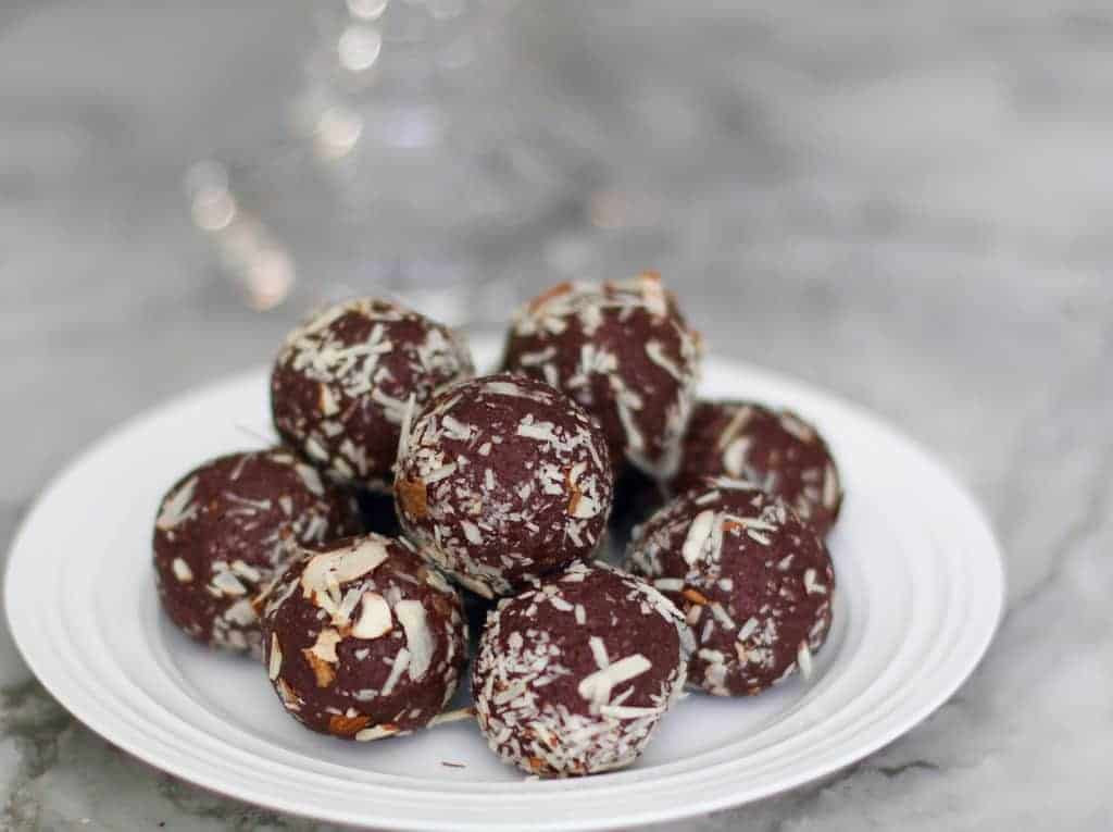 Easy 5-ingredient, no bake Quinoa Almond Date Truffles #ministryofcurry #truffles