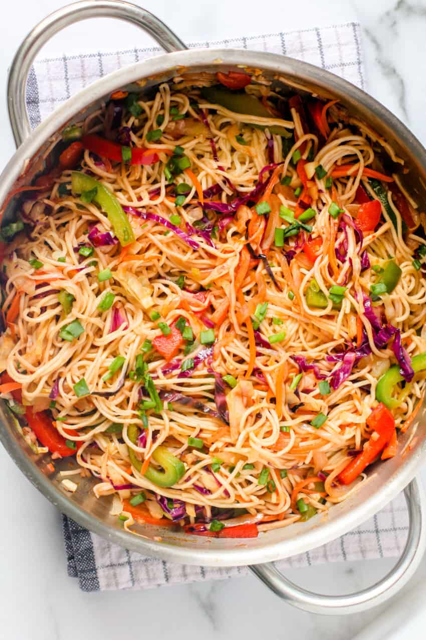 Large pan with vegetable hakka noodles 