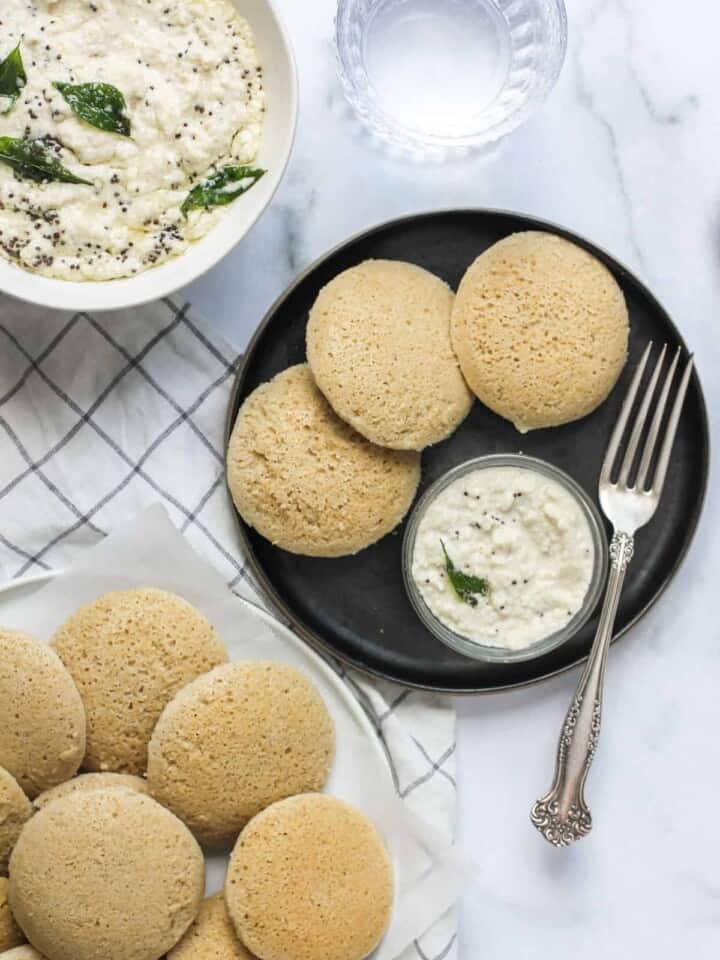quinoa idli served with coconut chutney