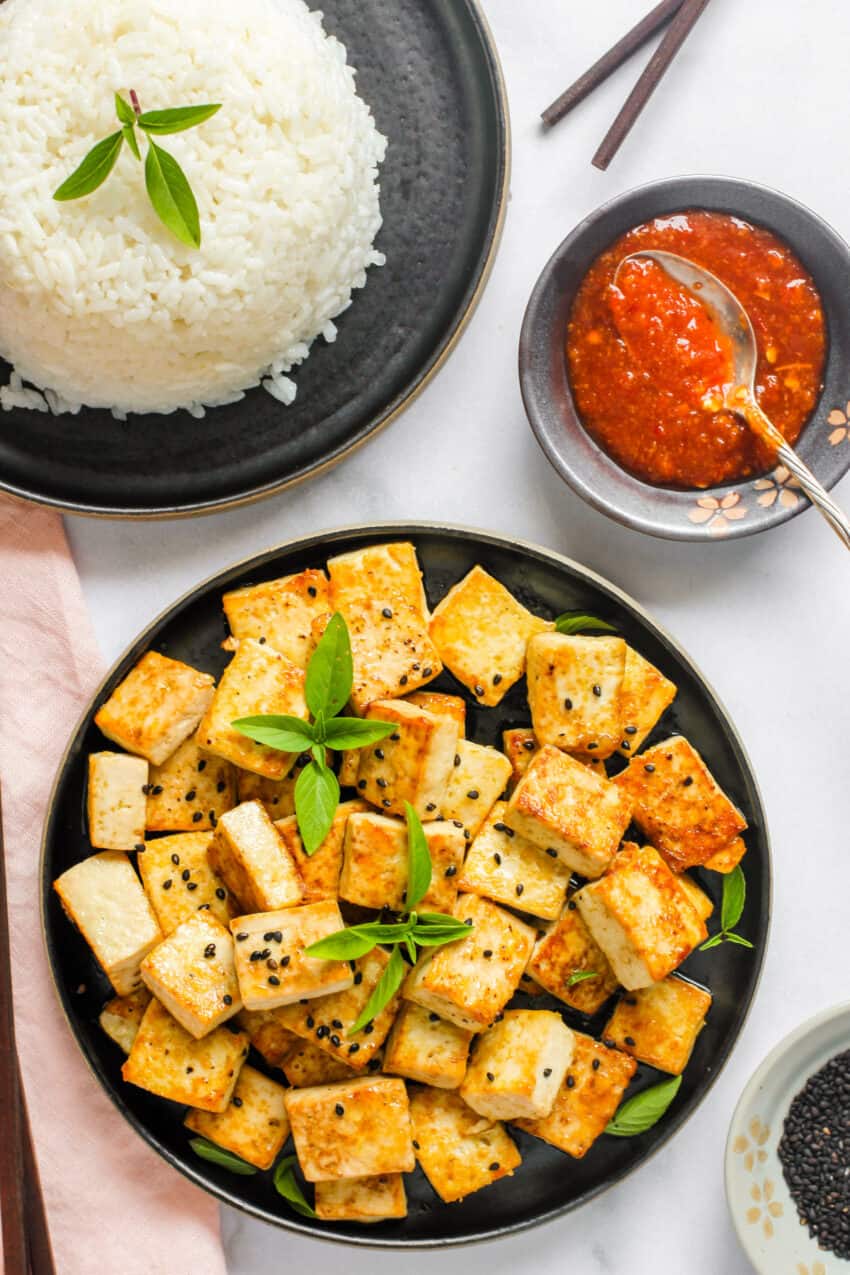 Baked tofu with steamed rice and hot sauce 