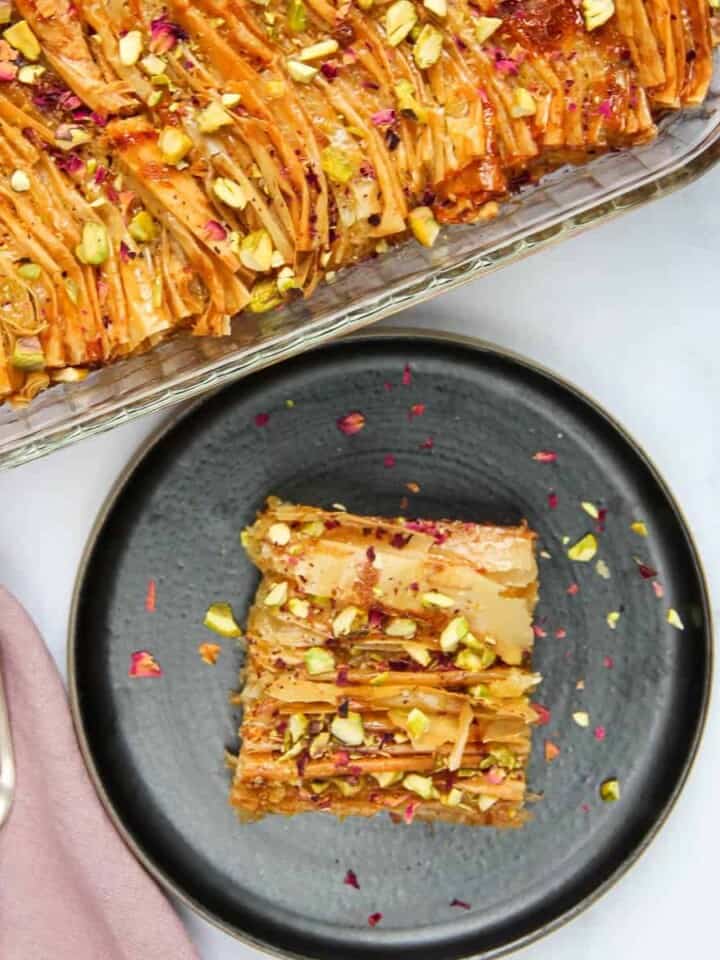 crinkle cake served in a black plate