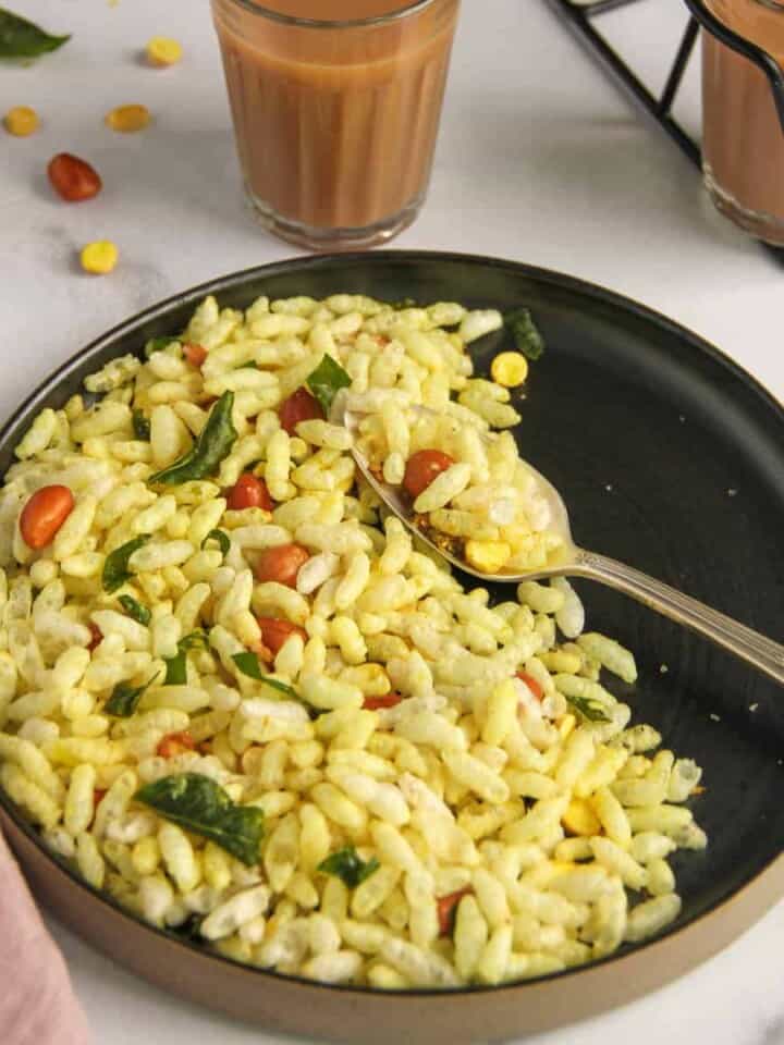 kurmura chivda in a black plate