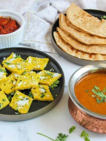 Patwadi in a platte with Rassa and chapati alongside