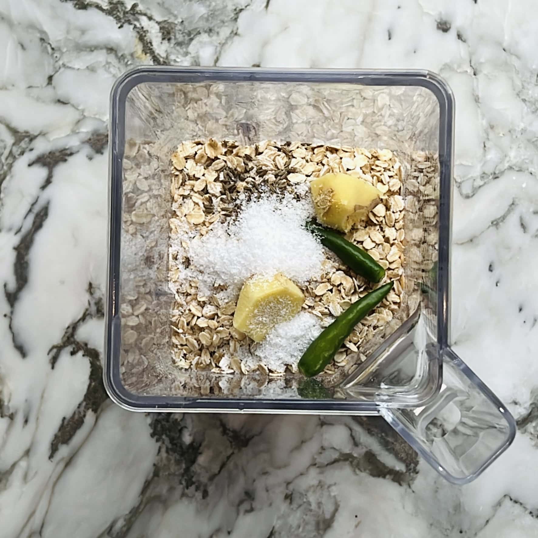 palak chilla ingredients in a blender jar.