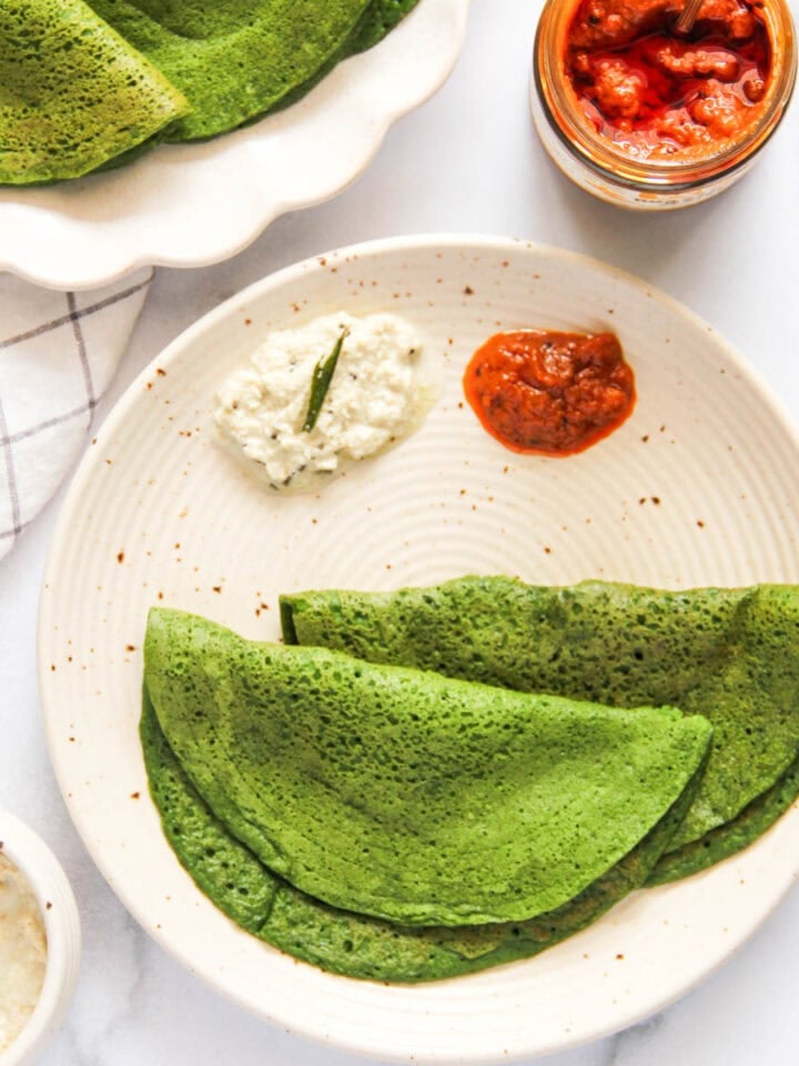 spinach chilla served with chutney and pickle