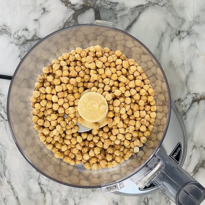 roasted dalia in food processor jar.